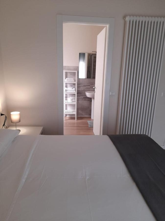 Affittacamere The Door In The Room And Parking Space Garlate Exteriör bild